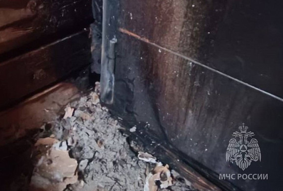 В Шуе подожгли дверь в подъезде многоквартирного дома